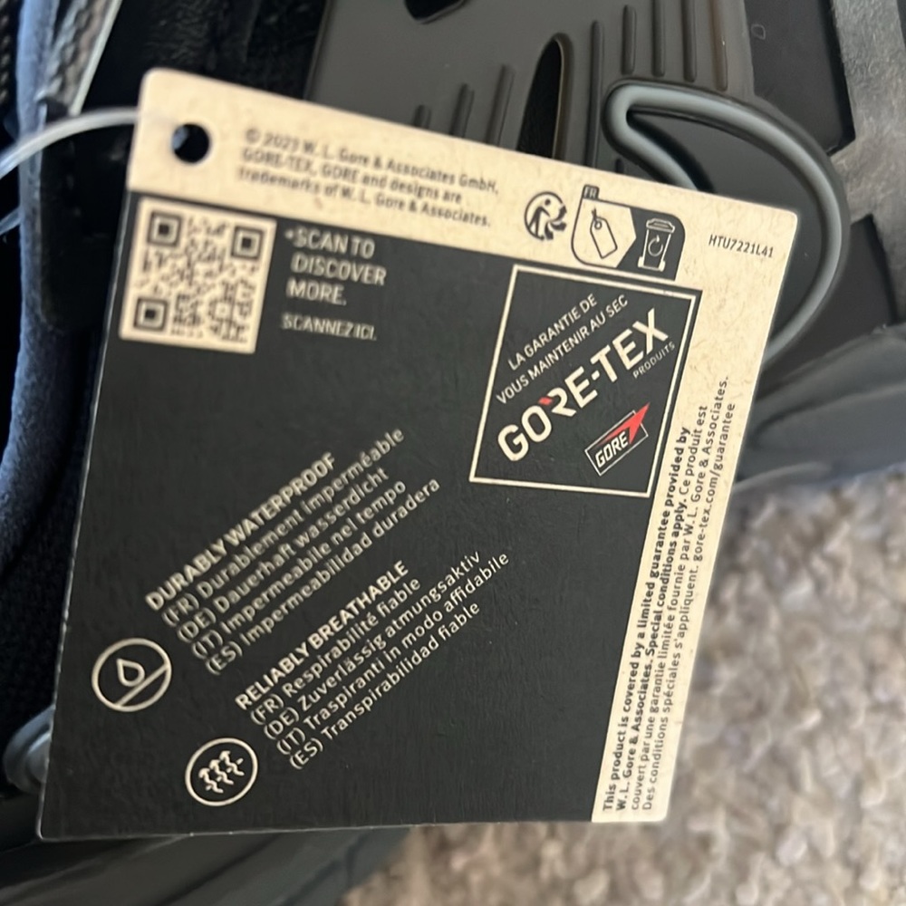 Nike women’s V2K Run GORE-TEX sneakers - Picture 10 of 15